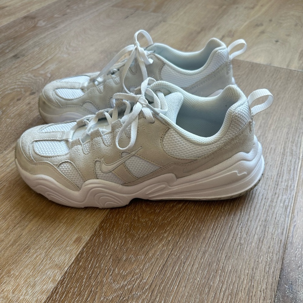 Women’s Nike Tech Hera in white/white-summit white, size 9.5